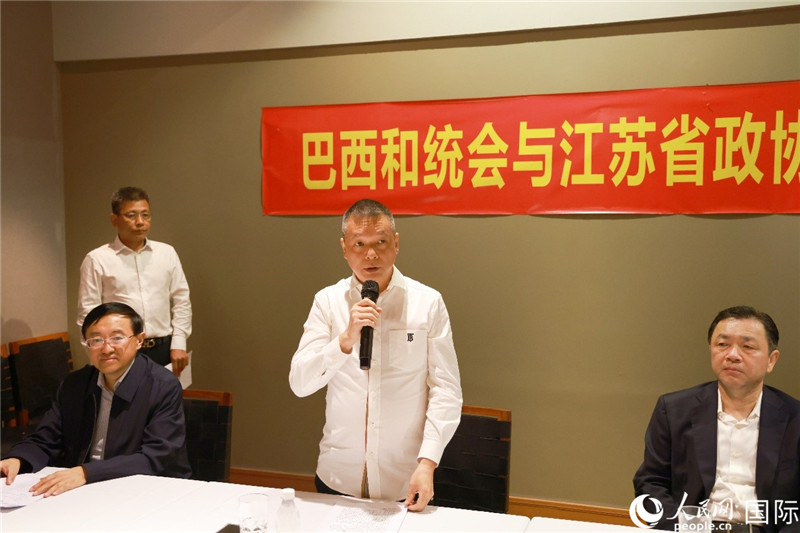 巴西和統會會長王俊曉（中）在座談會上致辭。人民網記者 陳海琪攝