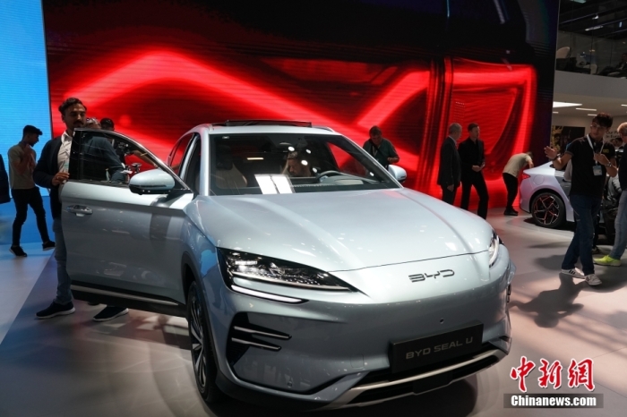 2023年德國國際汽車及智慧出行博覽會(IAA mobility)(亦簡稱慕尼黑國際車展)將于9月5日正式開幕。在9月4日舉行的媒體日，記者看到諸品牌紛紛攜“拳頭”產品亮相。圖為當日比亞迪SEAL U在歐洲首秀。<a target='_blank' href='/'><p  align=