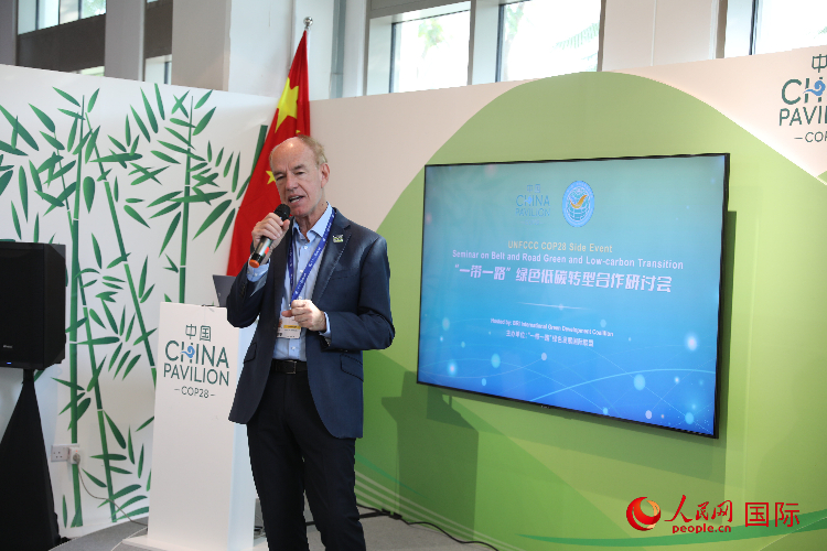 綠色聯(lián)盟聯(lián)合主席、世界自然基金會國際特使蘭博蒂尼在“一帶一路”綠色低碳轉(zhuǎn)型合作研討會上發(fā)言。人民網(wǎng)記者 張志文攝