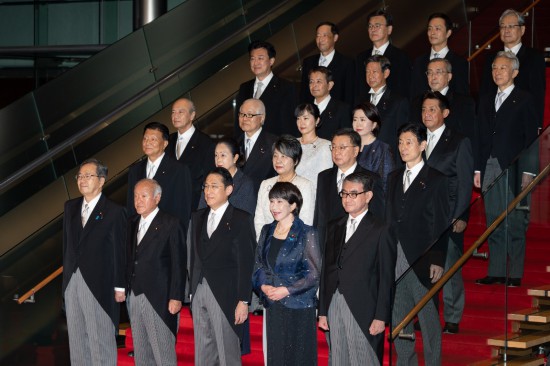 9月13日，日本首相岸田文雄（前排中）在東京的首相官邸率閣僚合影。新華社記者張笑宇攝
