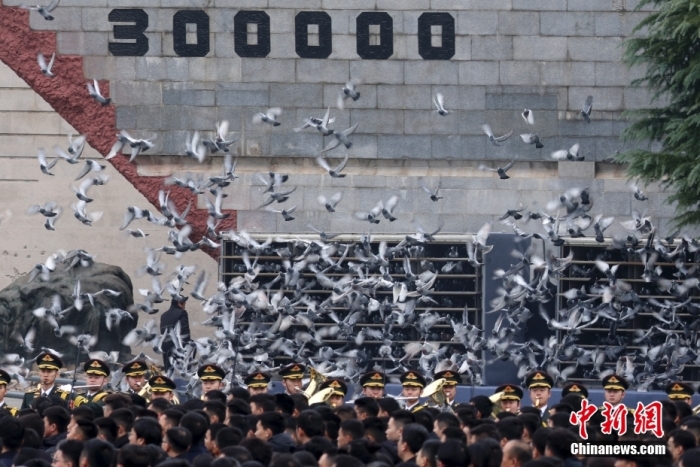 12月13日是第十個南京大屠殺死難者國家公祭日。當天上午，南京大屠殺死難者國家公祭儀式在侵華日軍南京大屠殺遇難同胞紀念館舉行。圖為國家公祭儀式現(xiàn)場。<a target='_blank' href='/'><p  align=