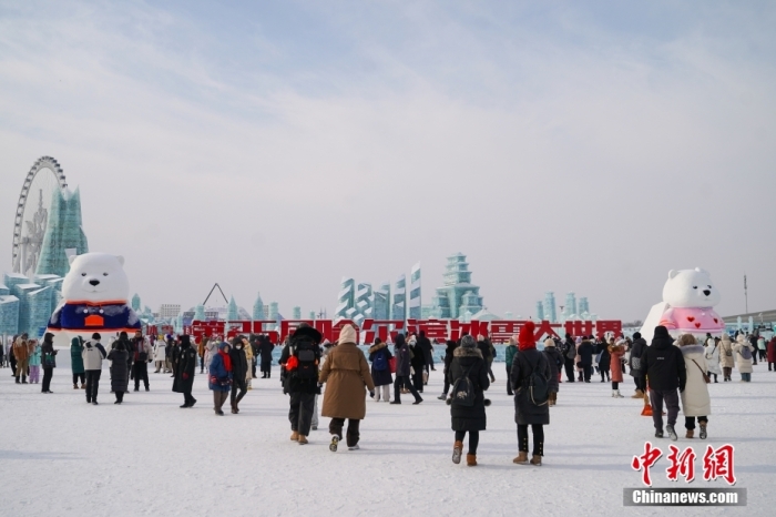 1月4日，第25屆哈爾濱冰雪大世界內的冰雕吸引游客觀看。白天的冰雪大世界，游客仿佛置身現實版“冰雪奇緣”。<a target='_blank' href='/'><p  align=
