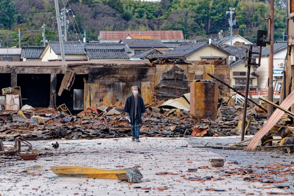 1月4日，一名市民查看日本石川縣輪島市“輪島早市”廢墟。新華社記者張笑宇攝