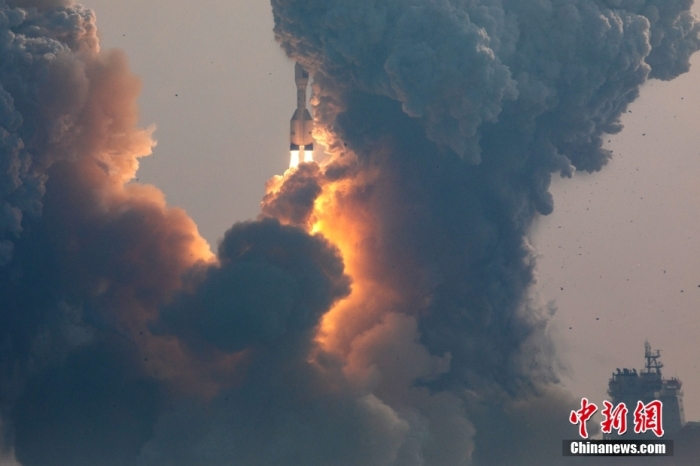 北京時間1月11日13時30分，引力一號遙一運載火箭由太原衛(wèi)星發(fā)射中心在山東海陽附近海域點火升空，將云遙一號18～20星3顆衛(wèi)星送入預(yù)定軌道，飛行試驗任務(wù)獲得圓滿成功。這是引力一號火箭首次飛行，創(chuàng)造全球最大固體運載火箭、中國運力最大民商火箭紀(jì)錄。圖/太原衛(wèi)星發(fā)射中心