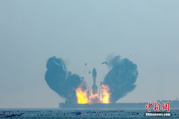 北京時間1月11日13時30分，引力一號遙一運載火箭由太原衛(wèi)星發(fā)射中心在山東海陽附近海域點火升空，將云遙一號18～20星3顆衛(wèi)星送入預(yù)定軌道，飛行試驗任務(wù)獲得圓滿成功。這是引力一號火箭首次飛行，創(chuàng)造全球最大固體運載火箭、中國運力最大民商火箭紀(jì)錄。圖/太原衛(wèi)星發(fā)射中心