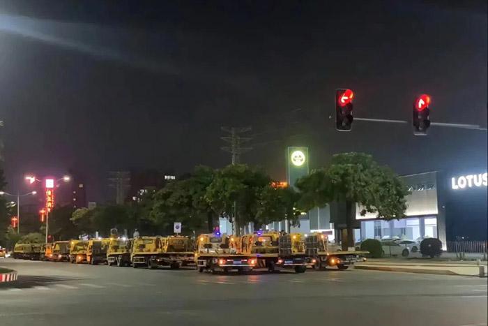 有多輛拖車出現在東莞寮步汽車城門口。視頻截圖