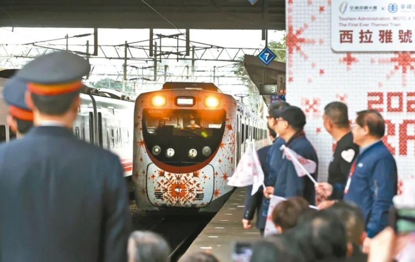 圖為彩繪列車“SIRAYA西拉雅號”。圖片來源：臺灣《聯合報》侯永全攝
