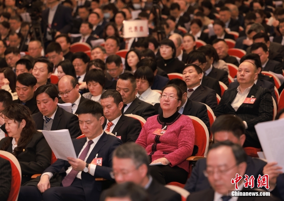 1月23日，安徽省第十四屆人民代表大會第二次會議在合肥開幕。圖為代表委員認真聽取政府工作報告。