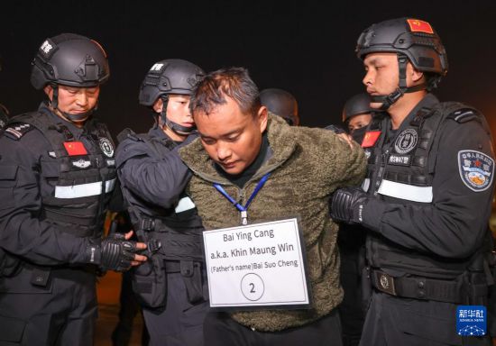 1月30日，在緬甸內比都國際機場，緬甸警方依法向我公安機關移交緬北重大犯罪嫌疑人白應蒼。新華社記者 殷剛 攝