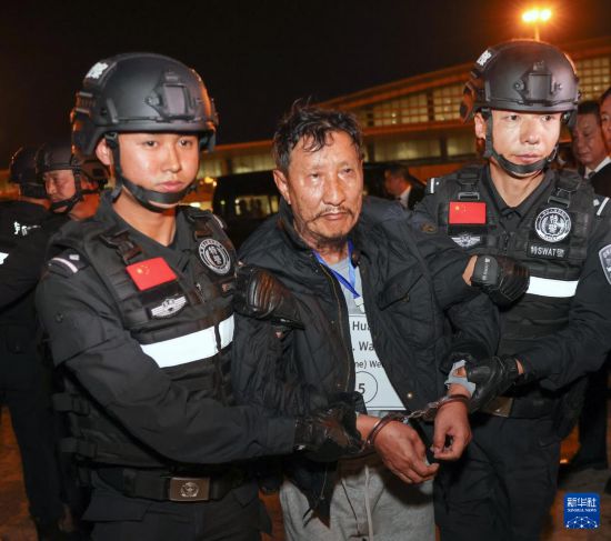 1月30日，在緬甸內比都國際機場，緬甸警方依法向我公安機關移交緬北重大犯罪嫌疑人魏懷仁。新華社記者 殷剛 攝