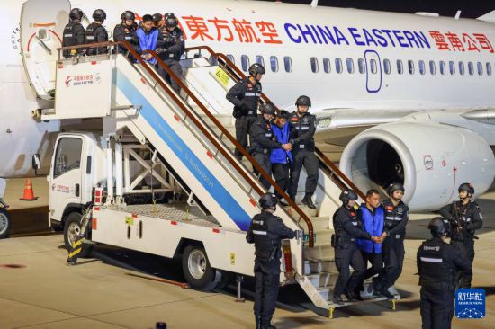 1月30日，在云南昆明長水機場，白所成、白應蒼、魏懷仁、劉正祥、劉正茂、徐老發等10名緬北重大犯罪嫌疑人被我公安機關成功押解回國。新華社記者 殷剛 攝
