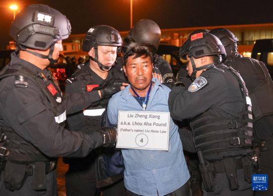 1月30日，在緬甸內比都國際機場，緬甸警方依法向我公安機關移交緬北重大犯罪嫌疑人劉正祥。新華社記者 殷剛 攝