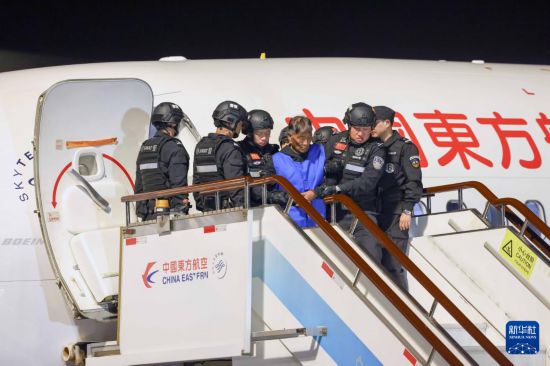 1月30日，在云南昆明長水機場，緬北重大犯罪嫌疑人白所成被我公安機關成功押解回國。新華社記者 殷剛 攝