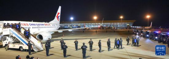 1月30日，在云南昆明長水機場，白所成、白應蒼、魏懷仁、劉正祥、劉正茂、徐老發等10名緬北重大犯罪嫌疑人被我公安機關成功押解回國。新華社記者 殷剛 攝