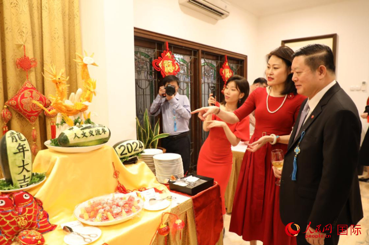 中國駐東盟大使侯艷琪（右二）同東盟秘書長高金洪（右一）欣賞食雕。人民網記者 曹師韻攝