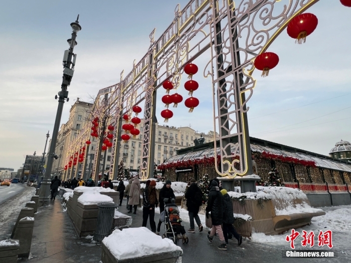 當地時間2月9日，中國農歷新年慶?；顒訂觾x式在莫斯科市中心的卡梅爾格爾斯基巷舉行。圖為特維爾大街裝飾的中國大紅燈籠。<a target='_blank' href='/'><p  align=