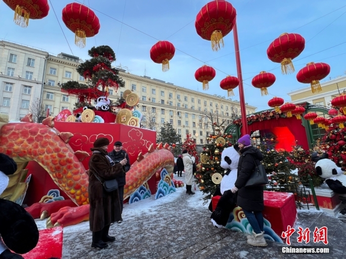 當地時間2月9日，中國農歷新年慶?；顒訂觾x式在莫斯科市中心的卡梅爾格爾斯基巷舉行。中國駐俄大使張漢暉，俄羅斯外交部發言人扎哈羅娃，以及俄羅斯文化部和莫斯科市政府官員出席。慶?；顒訉⒊掷m至18日。圖為當地民眾在特維爾廣場與大熊貓玩偶合影。<a target='_blank' href='/'><p  align=