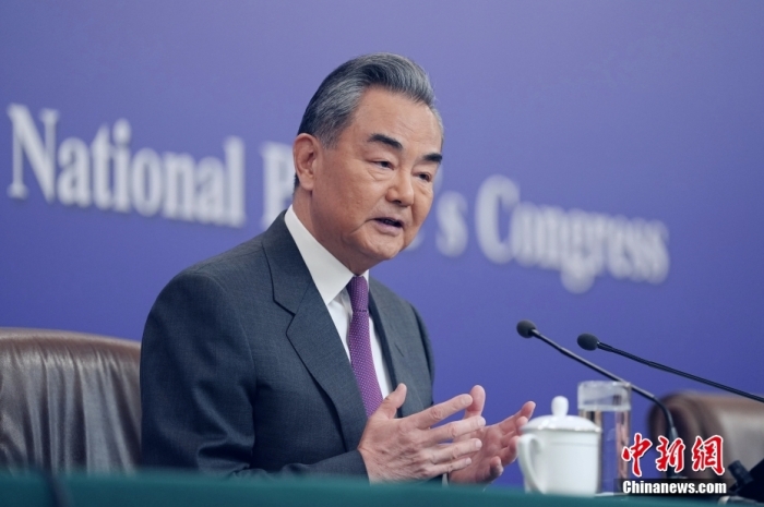 3月7日，十四屆全國(guó)人大二次會(huì)議在北京舉行記者會(huì)，中共中央政治局委員、外交部長(zhǎng)王毅就中國(guó)外交政策和對(duì)外關(guān)系相關(guān)問(wèn)題回答中外記者提問(wèn)。<a target='_blank' href='/'><p  align=