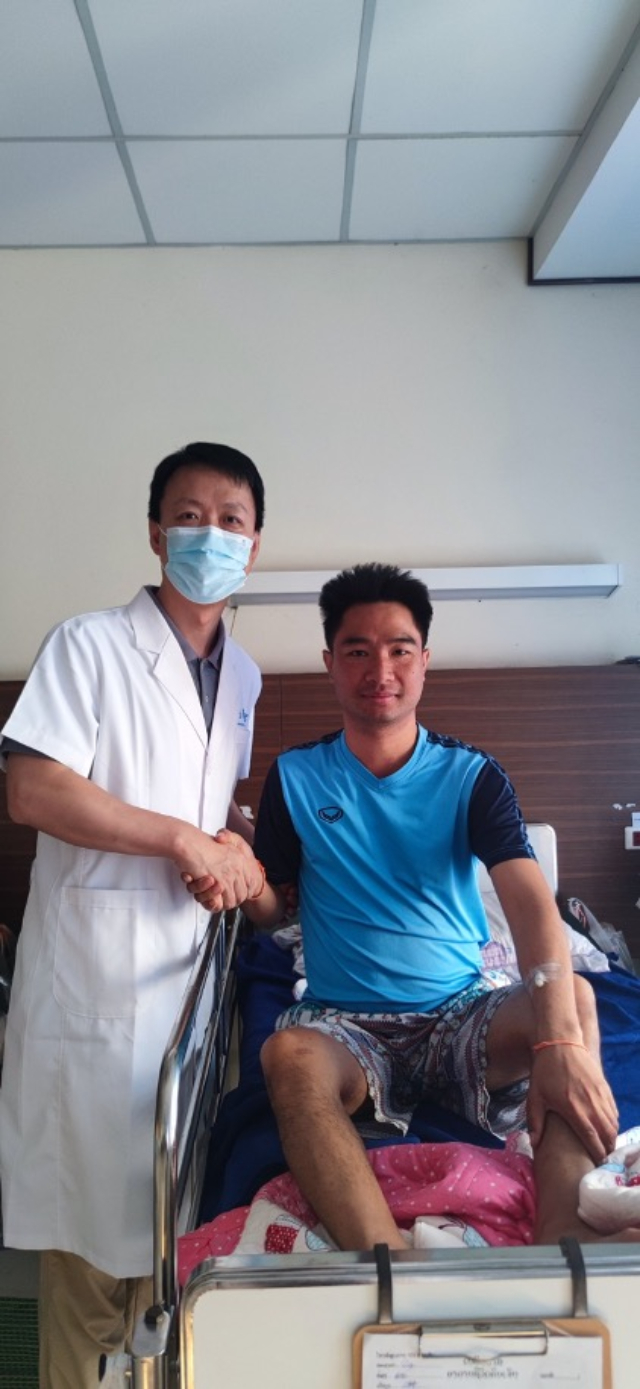 李凱教授與術后康復的患者合影。中國駐老撾大使館供圖
