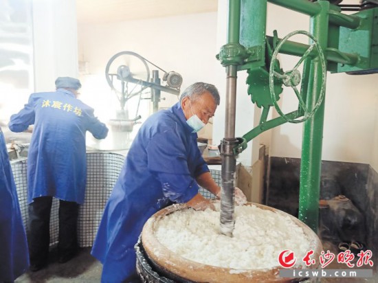 　　作坊里工人正在進行粉絲生產。受訪者供圖