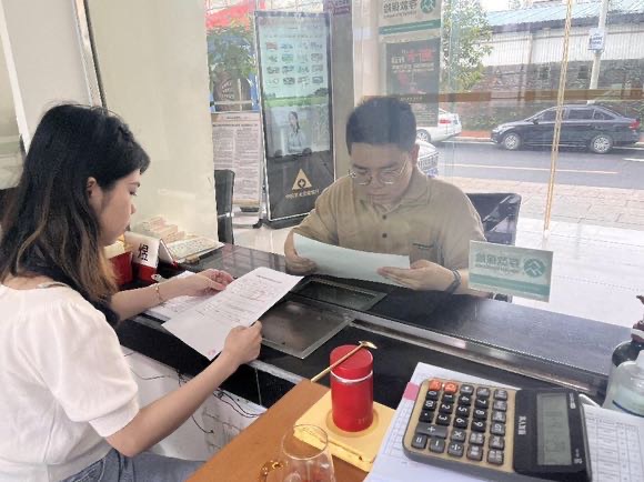 選派對象正在給客戶介紹銀行產品。農發銀行攸縣支行供圖