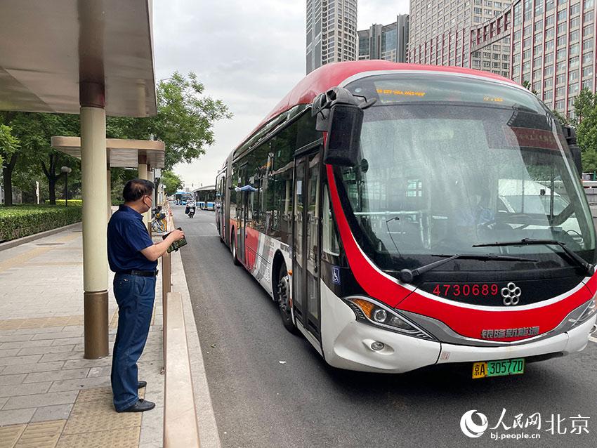 北京1路公交車駛進八王墳西站，此前各路公交經過該站時均甩站通過，今起該站回復正常上下客。人民網 尹星云攝