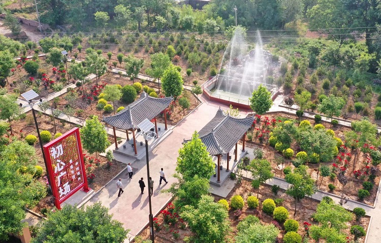 初夏時節，襄汾縣鄧莊鎮澗溝村初心廣場內一派迷人的鄉村振興新圖景。李現俊攝