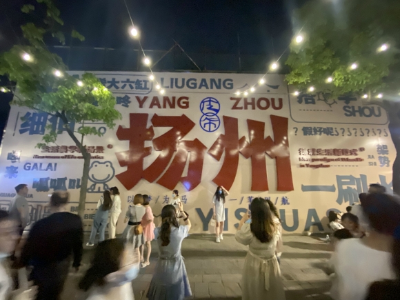 古運河畔的皮市街充滿市井氣息。 人民網 張玉峰攝