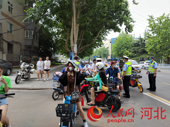 石家莊交警在查處非機動車違章。人民網祝龍超攝