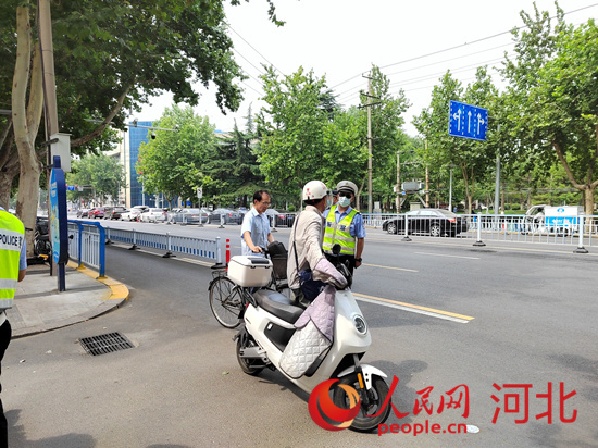石家莊交警在查處非機動車違章。人民網祝龍超攝