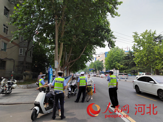 石家莊交警在查處非機動車違章。人民網祝龍超攝