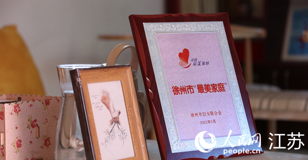 王繼蓮家庭獲得的部分榮譽。人民網 冷金明攝