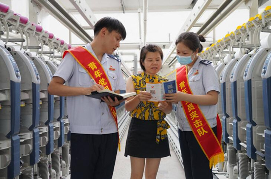 國家稅務總局常德市西洞庭西湖管理區稅務局成立青年黨員突擊隊，走進常德銀駿紡織有限公司等企業送政策、問需求、解難題。受訪單位供圖