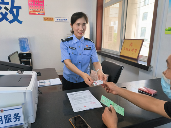 張靜正在為群眾辦理業務。 趙凱攝