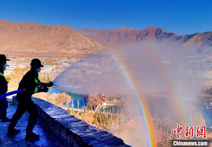 12月6日，布達拉宮消防救援大隊在布達拉宮山體林草區域開展濕化工作?！㈣?攝