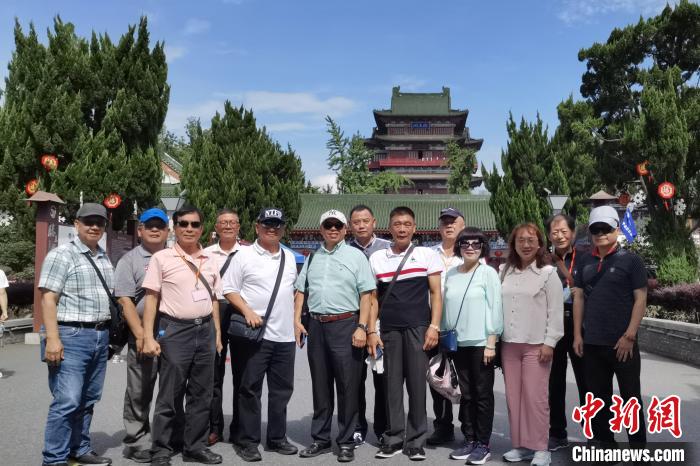 圖為臺灣新北市永和區里長聯誼會江西參訪團一行在南昌滕王閣前合影。　柳曉丹 攝