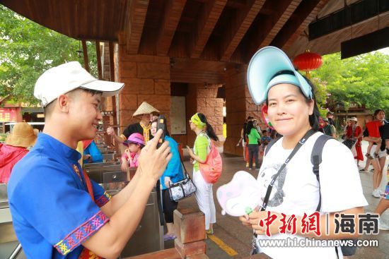 游客在景區專用通道體驗“海南旅游年卡”快捷服務 檳榔谷景區供圖