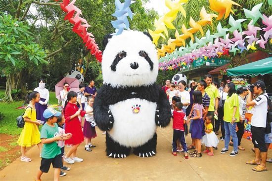 5月2日上午，“五一”小長假的第二天，海口熱帶野生動植物園迎來客流小高峰，園區里可愛的“大熊貓”造型吸引眾多小游客。海南日報記者 張茂 通訊員 熊麗 攝