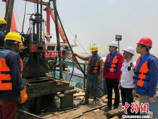 圖為勘察設(shè)計人員與常熟海事局執(zhí)法船在現(xiàn)場配合鉆探施工。　魏震 攝