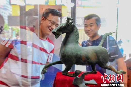 甘肅省博物館將榮登《國(guó)家寶藏》的文物銅奔馬和人頭形器口彩陶瓶搬到了絲路如意餐廳，讓顧客在餐廳內(nèi)就能近距離的和文物面對(duì)面。　鐘欣 攝