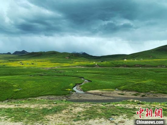 自2005年啟動(dòng)三江源生態(tài)保護(hù)和建設(shè)工程以來(lái)，果洛州共治理黑土灘315.11萬(wàn)畝，使果洛州生態(tài)環(huán)境15年來(lái)得到明顯好轉(zhuǎn)。　孫睿 攝