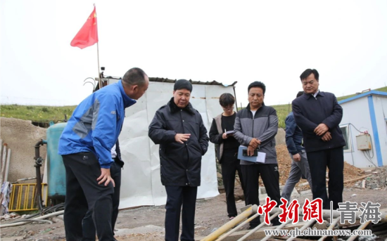 圖為黃南州有關(guān)領(lǐng)導(dǎo)現(xiàn)場踏勘、督導(dǎo)生態(tài)環(huán)保責(zé)任落實(shí)情況現(xiàn)場。黃宣攝