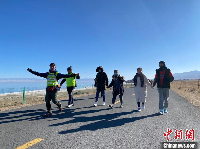 圖為徒步現場?！±罱瓕?攝