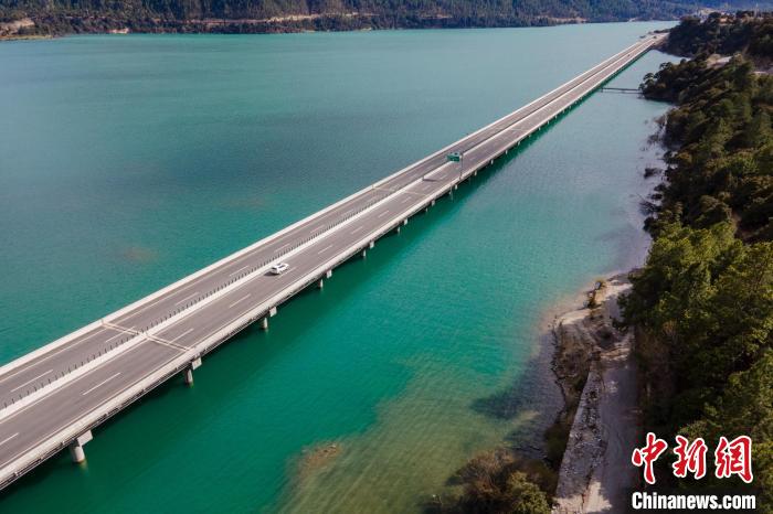 資料圖為西藏拉薩至林芝高等級公路多布湖風(fēng)光。　江飛波 攝