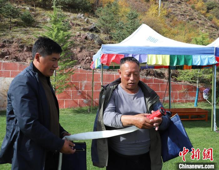 圖為護林員操作體驗滅火裝備。　昌都市森林消防支隊 供圖