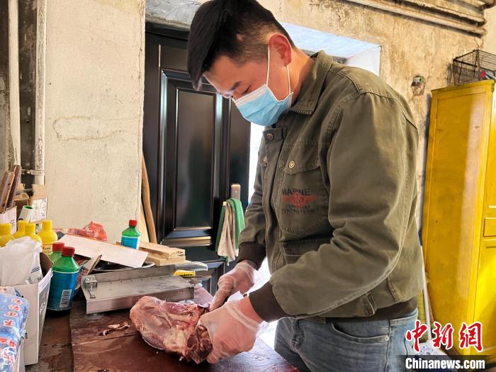 圖為雪豹“奶爸”史壽軍正在準備投喂雪豹的食材。　馬銘言 攝