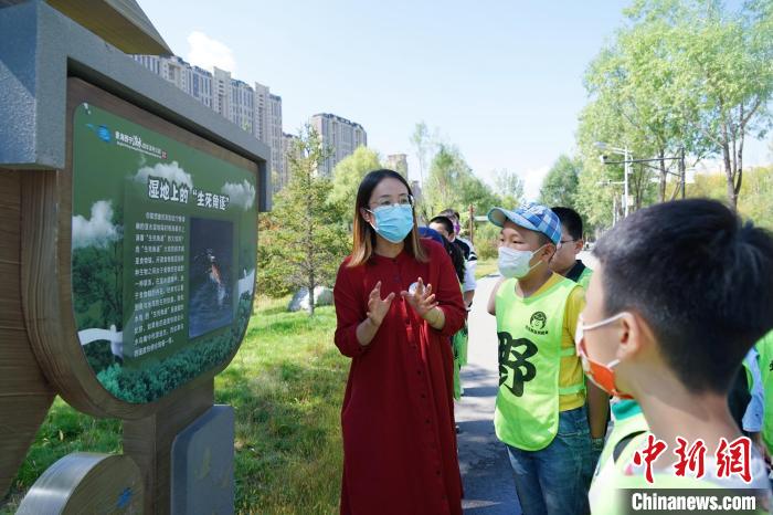 圖為小朋友在青海西寧湟水國家濕地公園內學習濕地知識。　馬銘言 攝