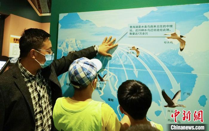 圖為小朋友在青海西寧湟水國家濕地公園科普館內參觀學習。　馬銘言 攝