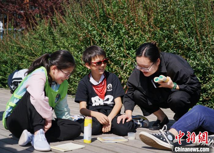 圖為小朋友在青海西寧湟水國家濕地公園內認識植物并進行繪畫?！●R銘言 攝