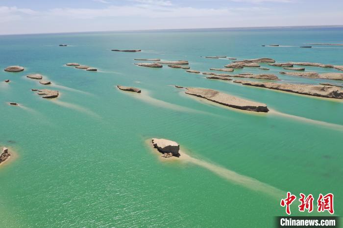 圖為海西州境內的水上雅丹風光?！≮w凜松 攝